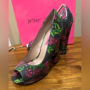 NEW Betsey Johnson BETYY Black Roses Peep Toe‎ Heels, 9.5, Brand New in Box
